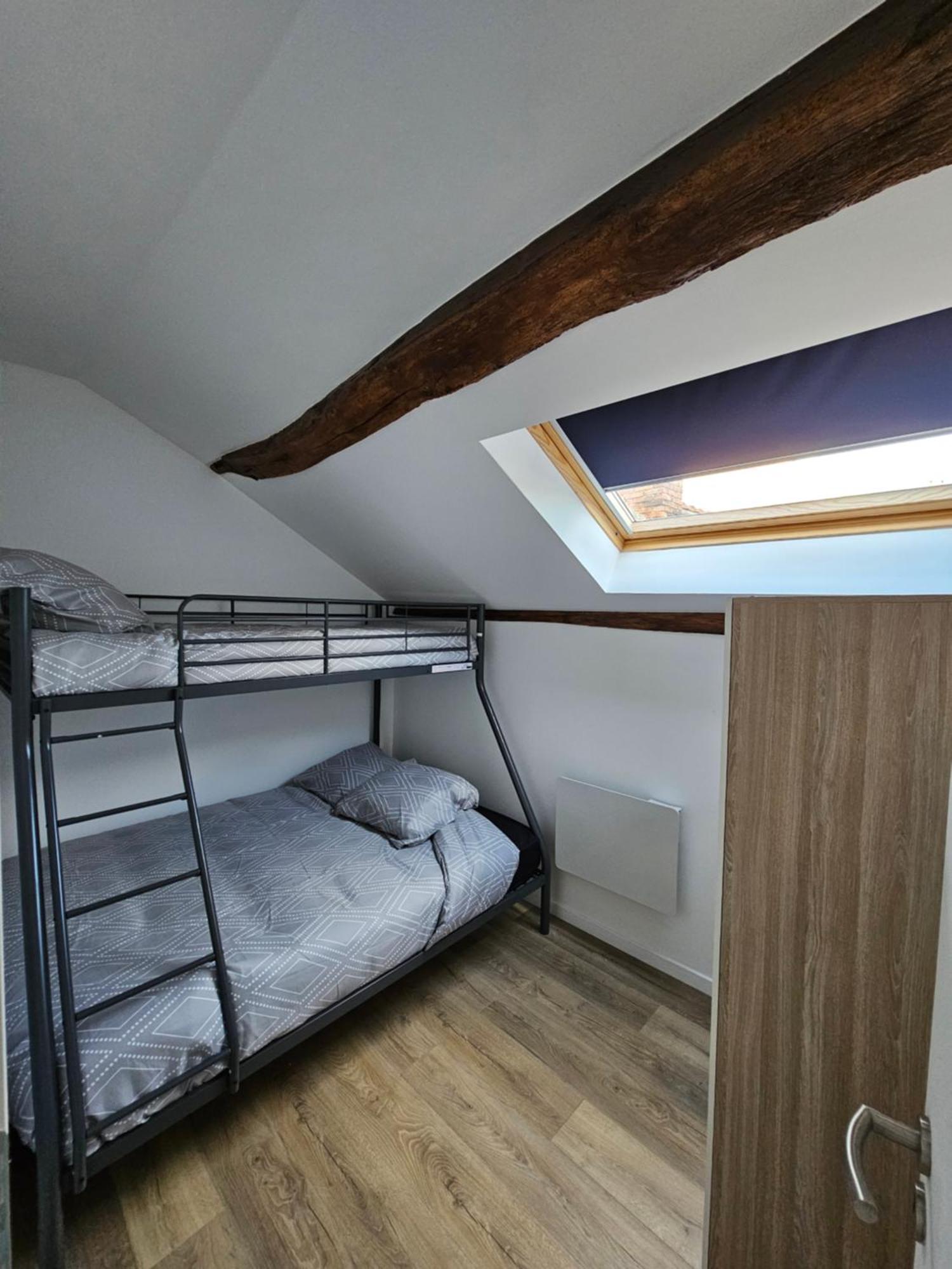 Joli Appartement Mansarde Decize Luaran gambar