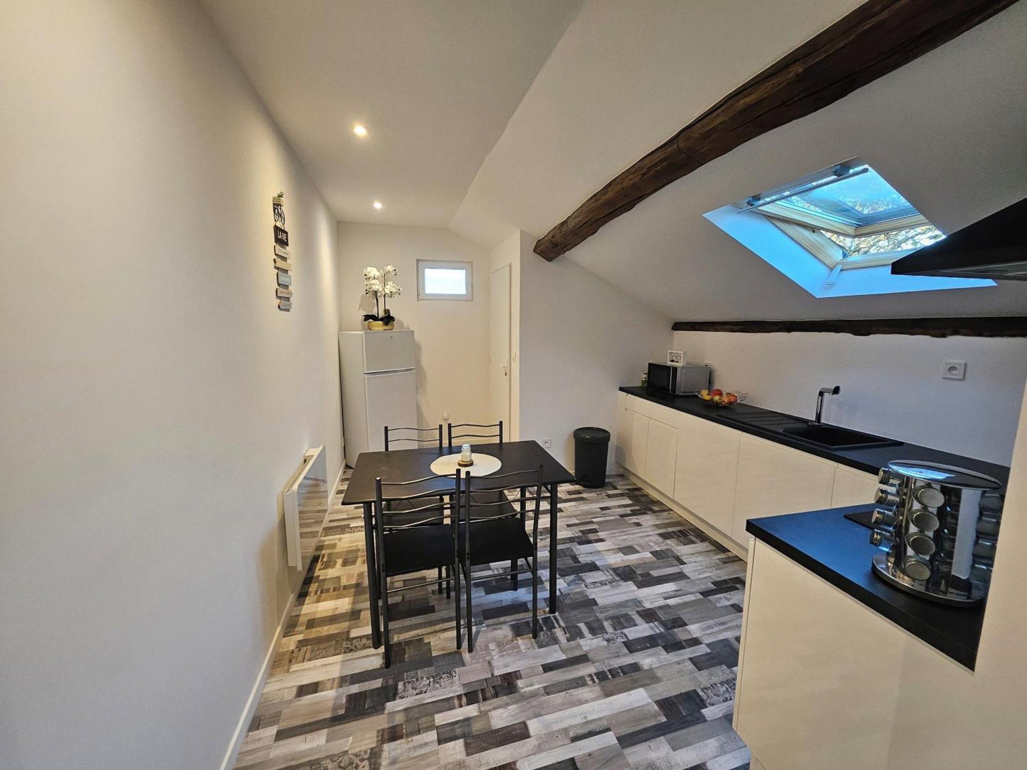Joli Appartement Mansarde Decize Luaran gambar